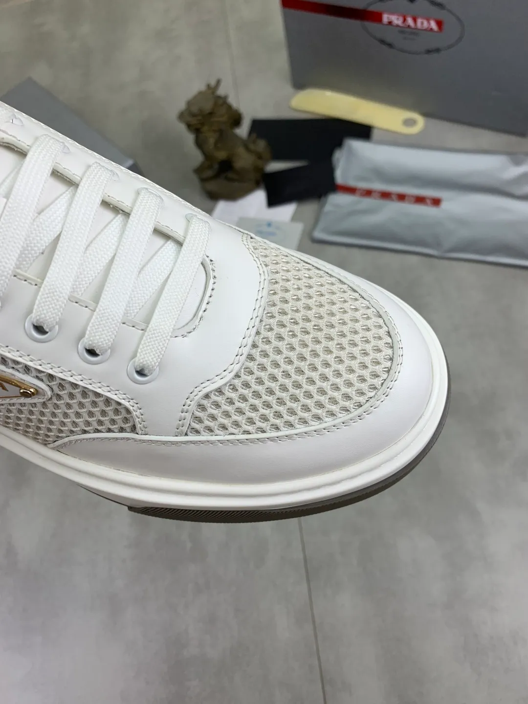 Men's Men's Shoes 💰P560 💰【New Style】 The latest model of high-quality PRADA classic men's shoes has been launched on the official website at a 1:1 replica, synchronized in Hong Kong and on the same catwalk; all made of calfskin➕imported cowhide lining, 🍡🍡original rubber outsole, non-slip and wear-resistant; comfortable on the feet, attractive style, fine workmanship, and simple and neat shoe lasts, highlighting a man's courage and toughness, 👍size 38 to 44 (45 can be customized) black White color🉑️choose